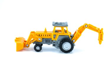 Traktör oyuncak sarı renk üzerine beyaz izole 