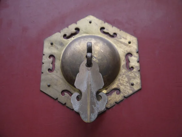 Antik Çin kapı kolu. — Stok fotoğraf