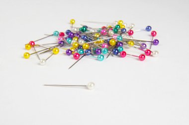 farklı renkli iğne