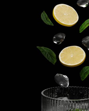 Limon dilimleri, buzdan yavrular ve nane yaprakları bardağa dökülüyor.