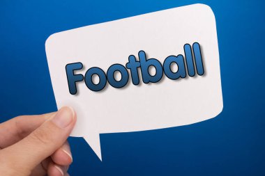Futbol metniyle renkli arkaplan önünde konuşma balonu.