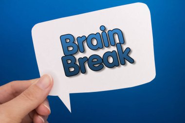 Renkli arkaplan önünde Brain Break metni ile konuşma balonu.