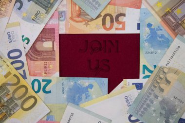 Parayla bize katıl. Kağıt para arkaplanı ve farklı banknotlar.