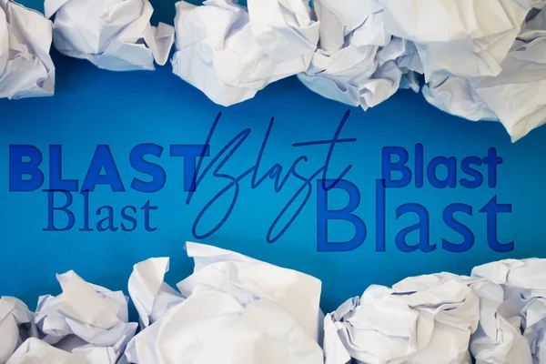 Renkli arkaplan üzerine Yırtık, Buruşuk Beyaz Kağıt içeren patlama metni.