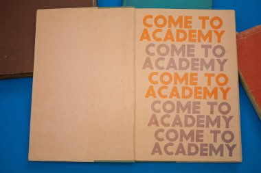 Akademi 'ye eski antika kağıt tasarımlı, klasik, doğal desenli, açık bir kitapla gelin..