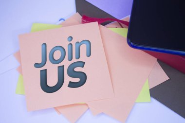 Bize katıl. Yapışkan kağıt üzerinde metin. Olay, kutlama anımsatıcı mesajı.