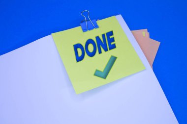 Checkmark ile metin bitti. Yapışkan kağıt üzerinde metin. Olay, kutlama anımsatıcı mesajı.