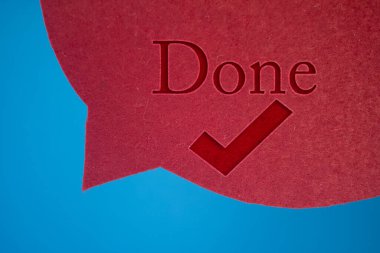 Renkli arkaplan önünde İşaretli İşaretli Yazılı Konuşma baloncuğu.