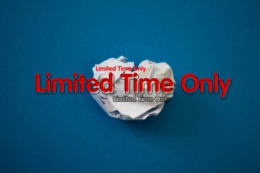 Renkli arkaplan üzerinde Yırtık, Buruşuk Beyaz Kağıt içeren Sınırlı Zaman Sadece metin.