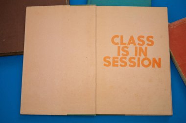 Ders Oturum Sözcüğü Eski antika kağıt tasarımı ile klasik, doğal desenler içeren açık bir kitap.