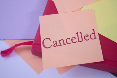 İptal edildi. Yapışkan kağıt üzerinde metin. Olay, kutlama anımsatıcı mesajı.