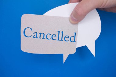 Renkli arkaplan önünde iptal edilmiş metin ile konuşma balonu.