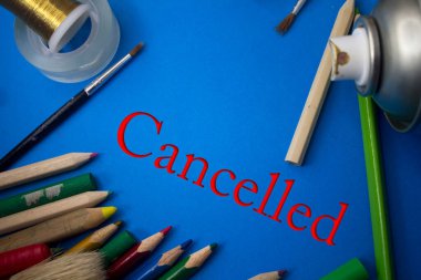 Okul malzemelerini iptal edilmiş mesajla çekiyoruz. Fırçalar, kalemler, sanatsal aletler. Sanat ve Sanatsal Çalışma Aletleri.