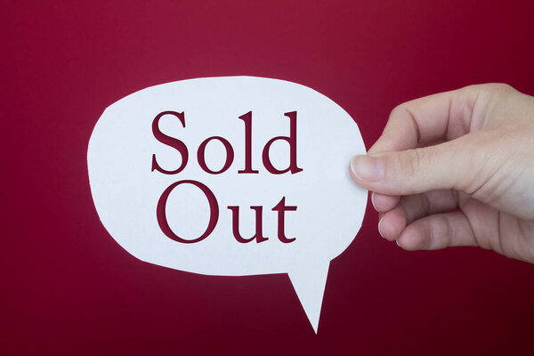 Бум речи перед цветным фоном с проданным текстом.