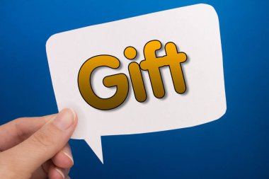 Hediye metni ile renkli arkaplan önünde konuşma kabarcığı.