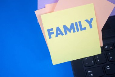 - Aile. Yapışkan kağıt üzerinde metin. Olay, kutlama anımsatıcı mesajı.