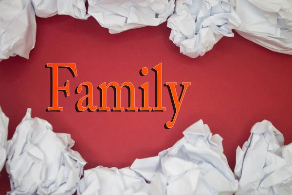 Yırtık Buruşuk Beyaz Kağıt Ile Renkli Arkaplan Üzerine Aile Metni — Stok fotoğraf