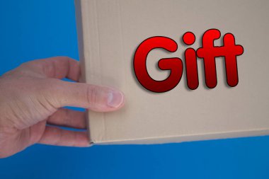 Karton kutulu bir hediye. Kahverengi katlanmış kart kutusu.