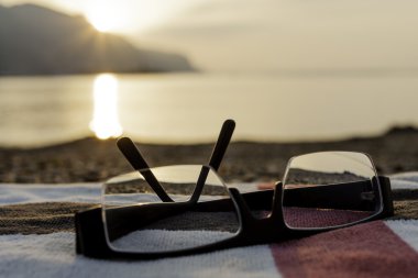 gözlük ve plaj havlusu