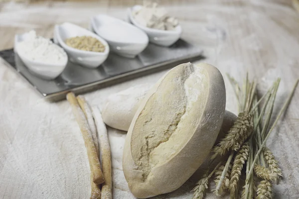 Brood en zijn ingrediënten — Stockfoto