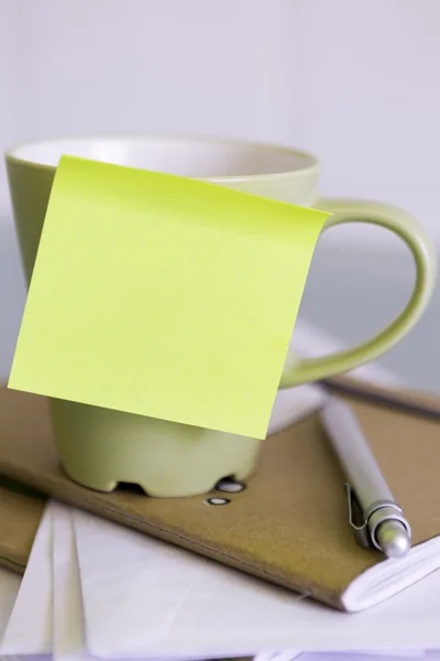 Cup and a post-it — Stock Photo, Image