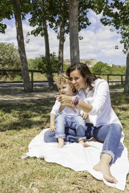 Anne ve oğlu alanında