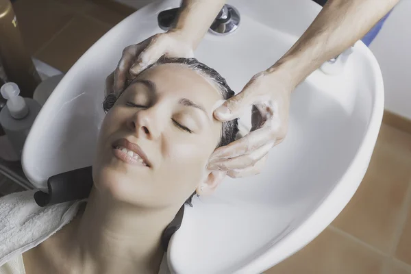 Massagem capilar em cadeiras de shampoo — Fotografia de Stock