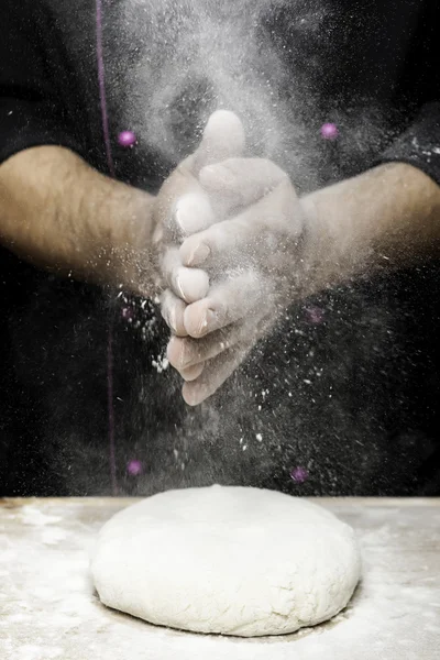 Mãos com farinha — Fotografia de Stock