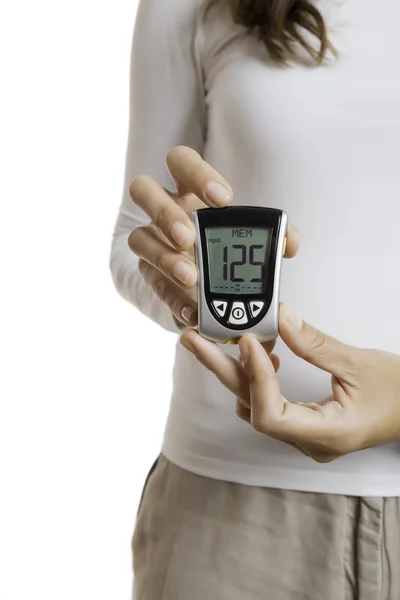 Χέρια που κρατούν μια glucometer — Φωτογραφία Αρχείου