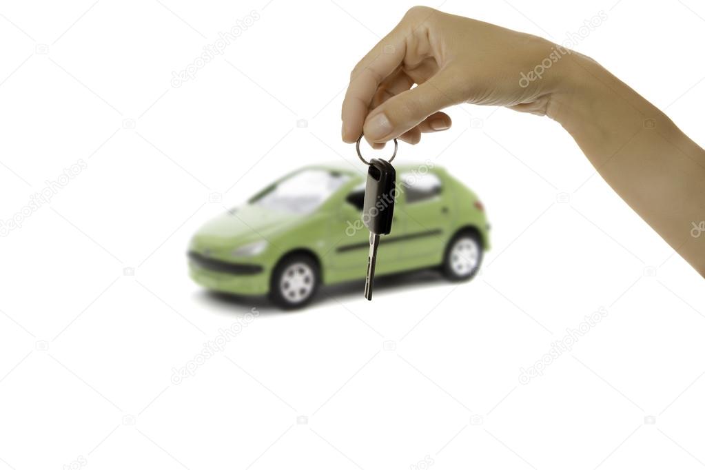 hand holding a key and a car