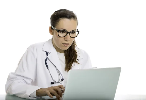 หมอผู้หญิงใช้แล็ปท็อป — ภาพถ่ายสต็อก