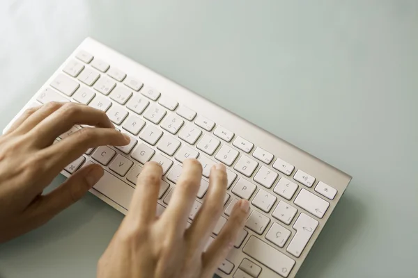 Hände auf einer Tastatur — Stockfoto