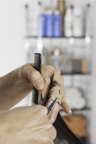 Manos cortar las puntas del pelo — Foto de Stock