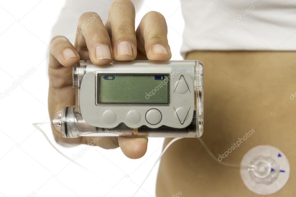 hand holding an insuline pump 