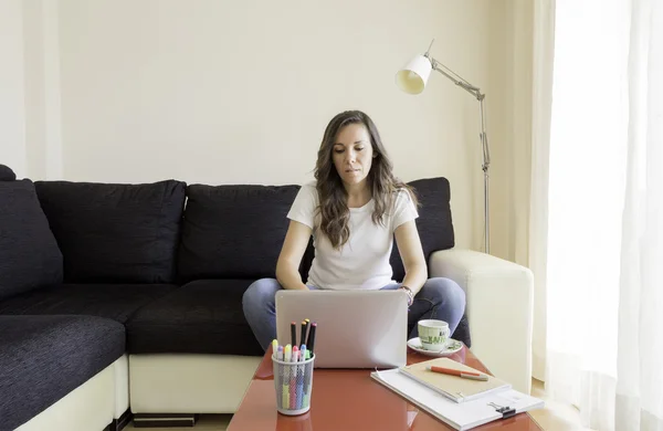 Young woman is working at home — Stock Photo, Image