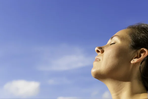 Mujer joven respirando el aire fresco — Foto de Stock