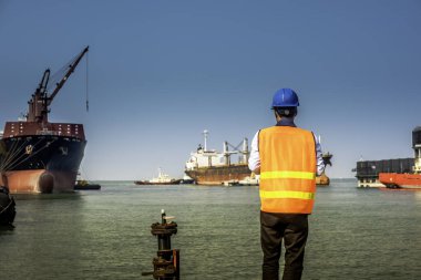 Foreman, liman müdürü ya da liman denetleyicisi, aynı güvenli yönde çalışan uygun işlerin sağlanması için kontrollü iletişimi alıcılara götürür.
