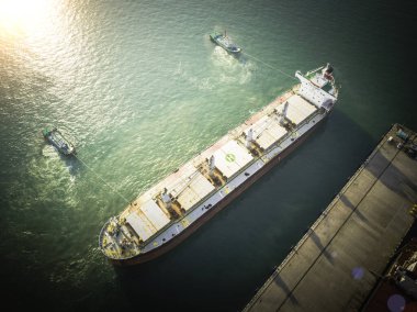 Deniz limanı terminalinden denizin ortasına gidecek olan büyük kargo gemisi bir sonraki liman vagonuna gidecek olan kıdemli kaptan pilot subayın liderliğinde Dünya çapında sevkiyat servisleri tarafından yönetilecek.