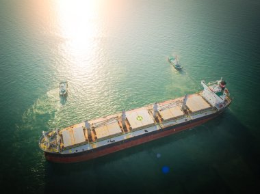 Deniz limanı terminalinden denizin ortasına gidecek olan büyük kargo gemisi bir sonraki liman vagonuna gidecek olan kıdemli kaptan pilot subayın liderliğinde Dünya çapında sevkiyat servisleri tarafından yönetilecek.