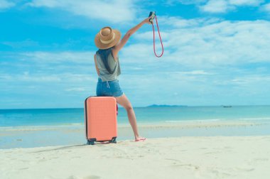 Keyif ve mutluluk içinde hareket eden kadın turist. Adanın deniz sahillerinde yaşam, uzun hafta sonları tatil ya da tatil. Covid19 durumu geçtikten sonra hayat devam ediyor.