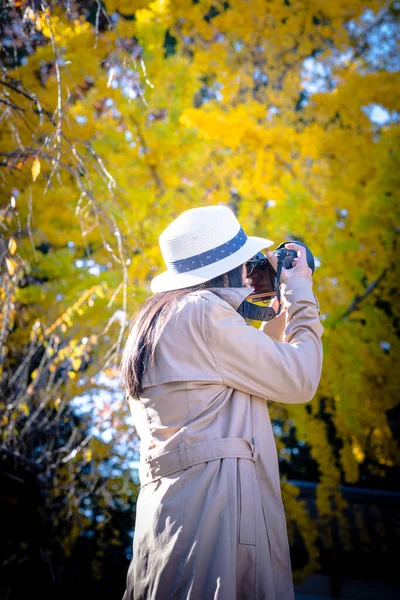 Kobieta Podróżnik Turysta Cieszyć Się Robieniem Zdjęcia Jesiennych Liści Spadających — Zdjęcie stockowe