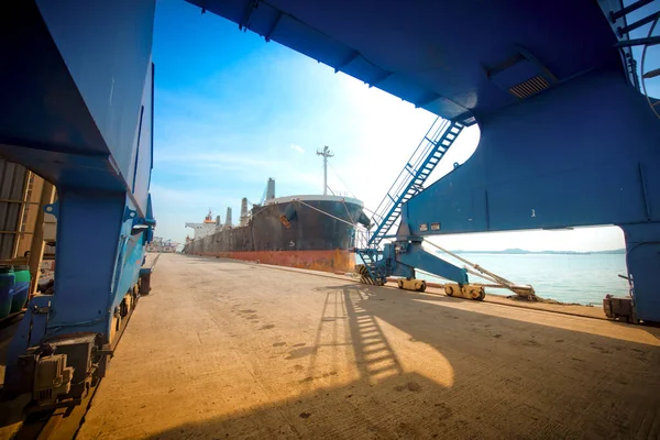 Grande Navio Graneleiro Carga Condições Lado Terminal Porto Marítimo Navegar — Fotografia de Stock