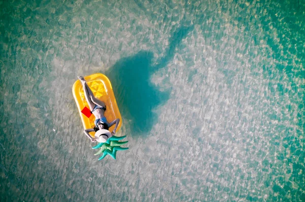 Kobieta Bikini Cieszyć Się Pływanie Dmuchane Rury Wyspie Morza Letnie — Zdjęcie stockowe