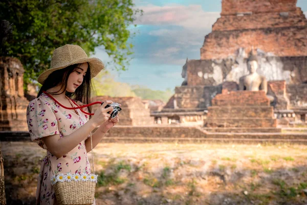Mujer Turista Viajero Acción Disfrutar Toma Una Foto Alrededor Del — Foto de Stock