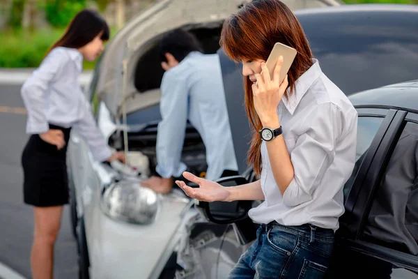 Kobieta Kierowca Akcji Potrzeby Pomocy Martwić Się Wypadku Samochodu Poboczu — Zdjęcie stockowe