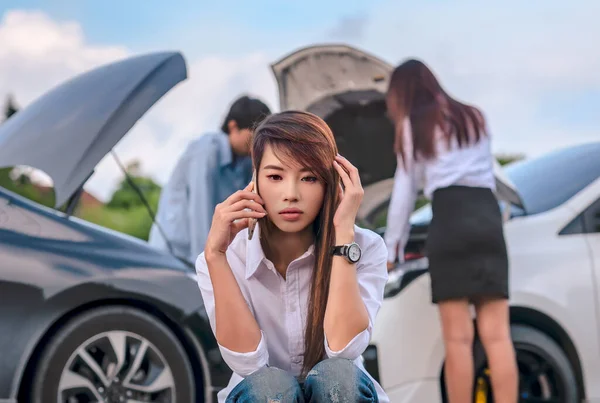 Kobieta Kierowca Akcji Potrzeby Pomocy Martwić Się Wypadku Samochodu Poboczu — Zdjęcie stockowe