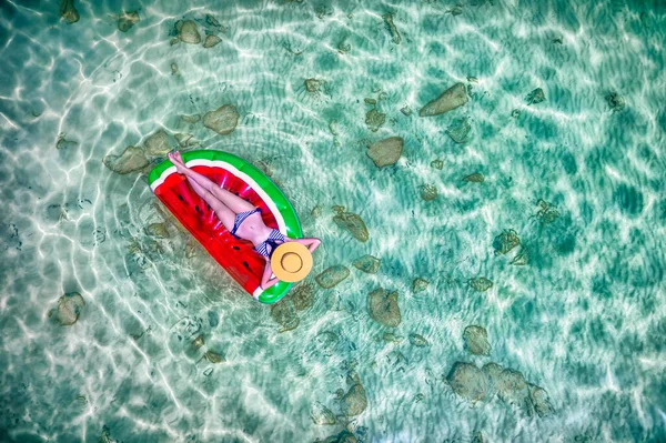 Frauen Bikini Genießen Das Schwimmen Auf Der Aufblasbaren Röhre Auf lizenzfreie Stockbilder