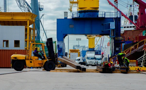 Stevedore Pracuje Pomoście Molo Lub Nabrzeżu Terminalu Porcie Zajęty Przeciążenia — Zdjęcie stockowe