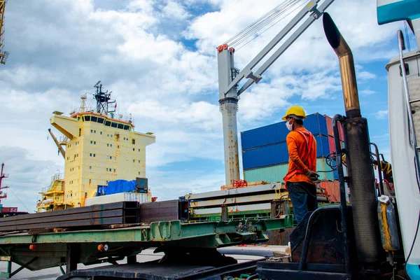 在港口码头码头或码头工作 部分运输物流服务 海运和陆运的工人工作繁忙 在世界范围内提供国际服务 — 图库照片