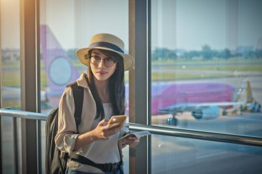 Kadın yolcu, havaalanı alanının geçişi, hava aracının gecikmesi ya da felaket uçuşu nedeniyle uçağı kaçırmaktan endişe ediyor.